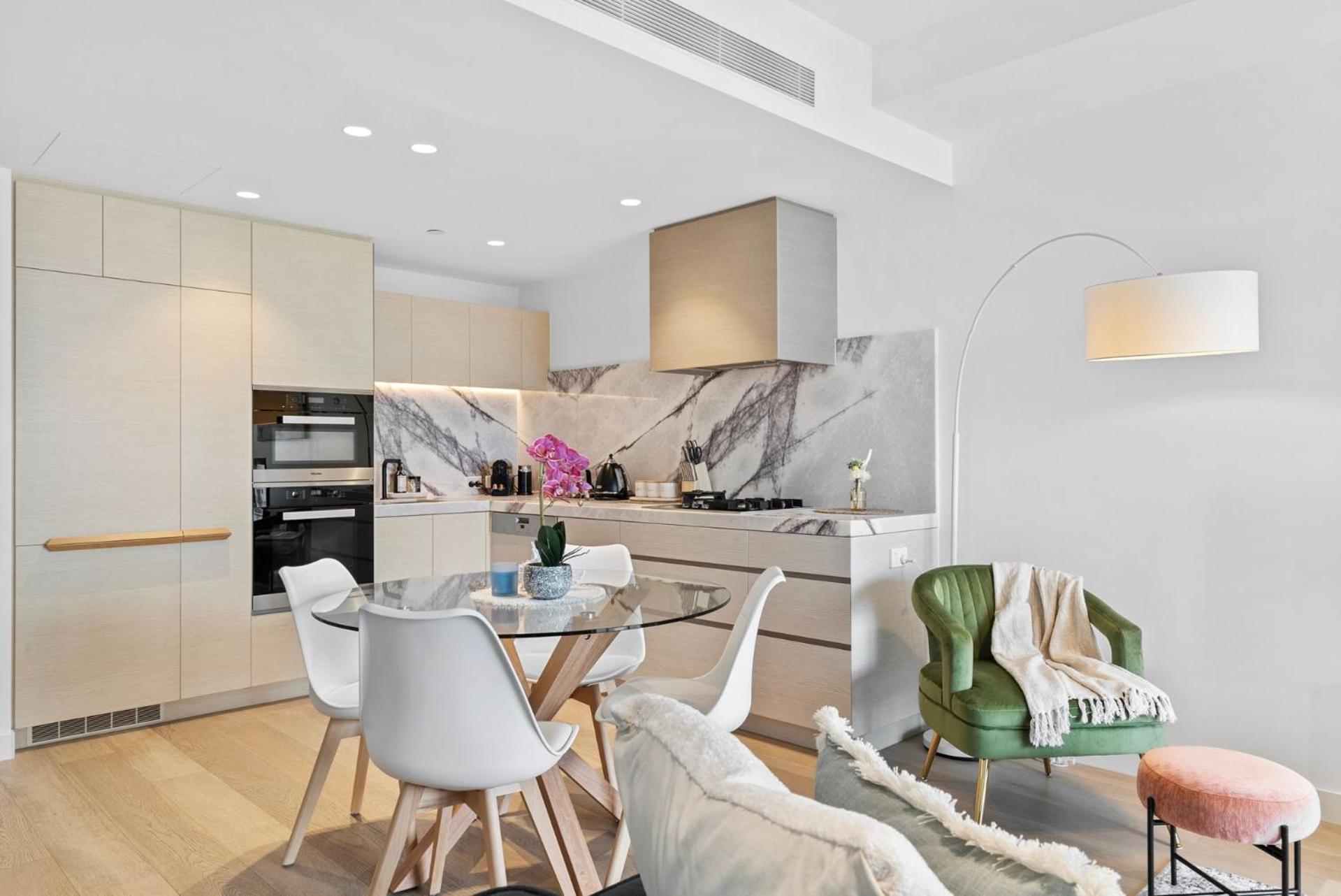 Luxury One Bedroom Apartment *
