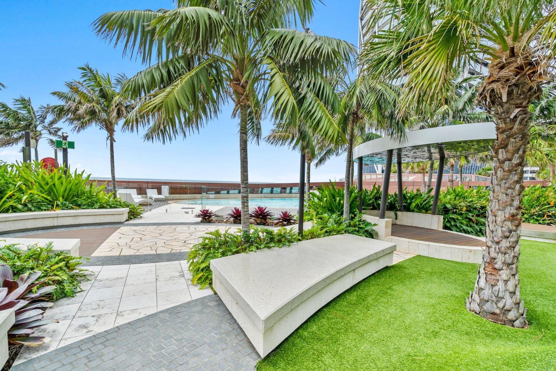 Luxury One Bedroom Apartment *